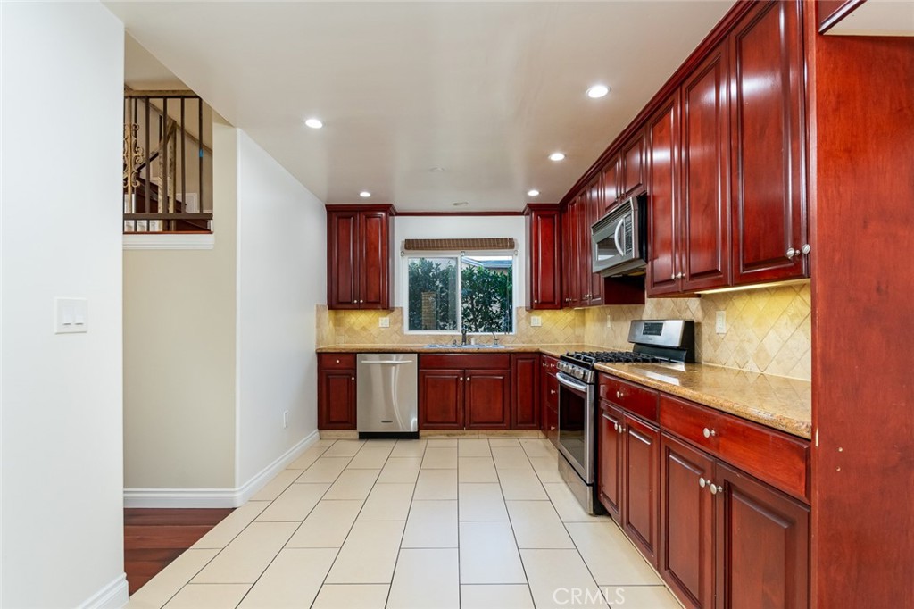 10160 Fernglen Avenue, Unit 7 Tujunga, CA 91042 - Photo 9 of 37