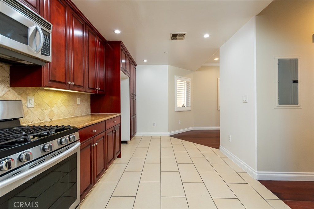 10160 Fernglen Avenue, Unit 7 Tujunga, CA 91042 - Photo 10 of 37