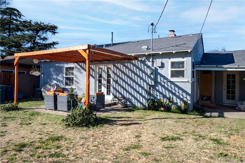 3708 West Victory Boulevard Burbank, CA 91505 - Photo 21 of 24 a view of a house