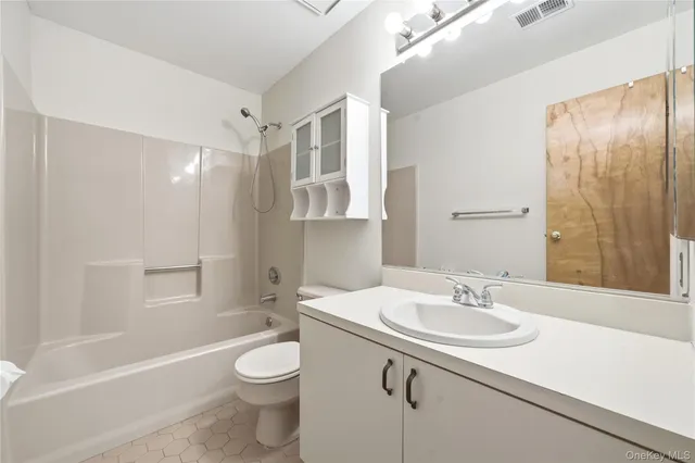 $3,600 | 5 Greenmeadow Drive, Babylon, NY 11702