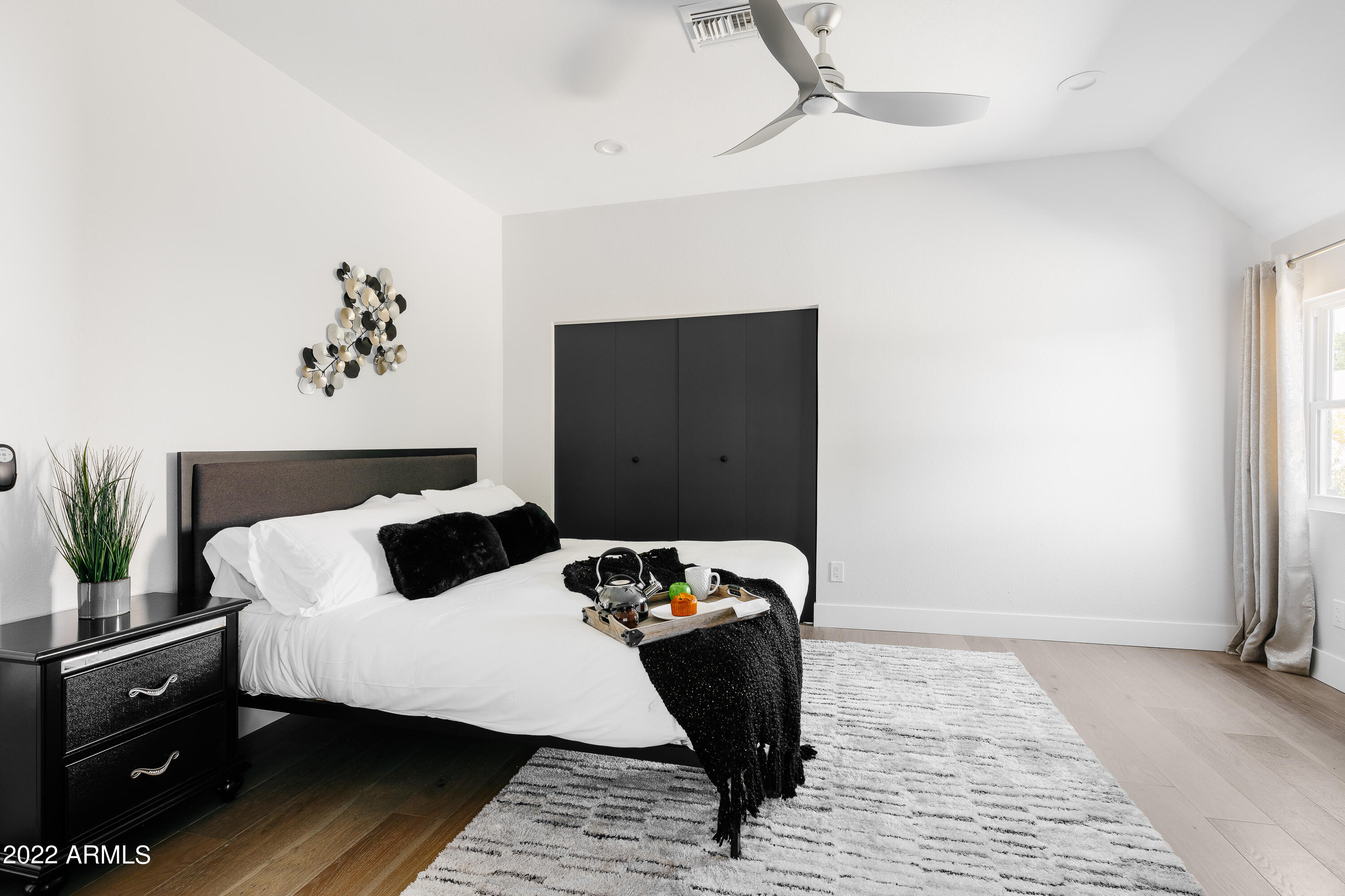 6602 North Praying Monk Road Paradise Valley, AZ 85253 - Photo 16 of 55 LAKOTKO_6602NPrayingMonkRd_WEB-4