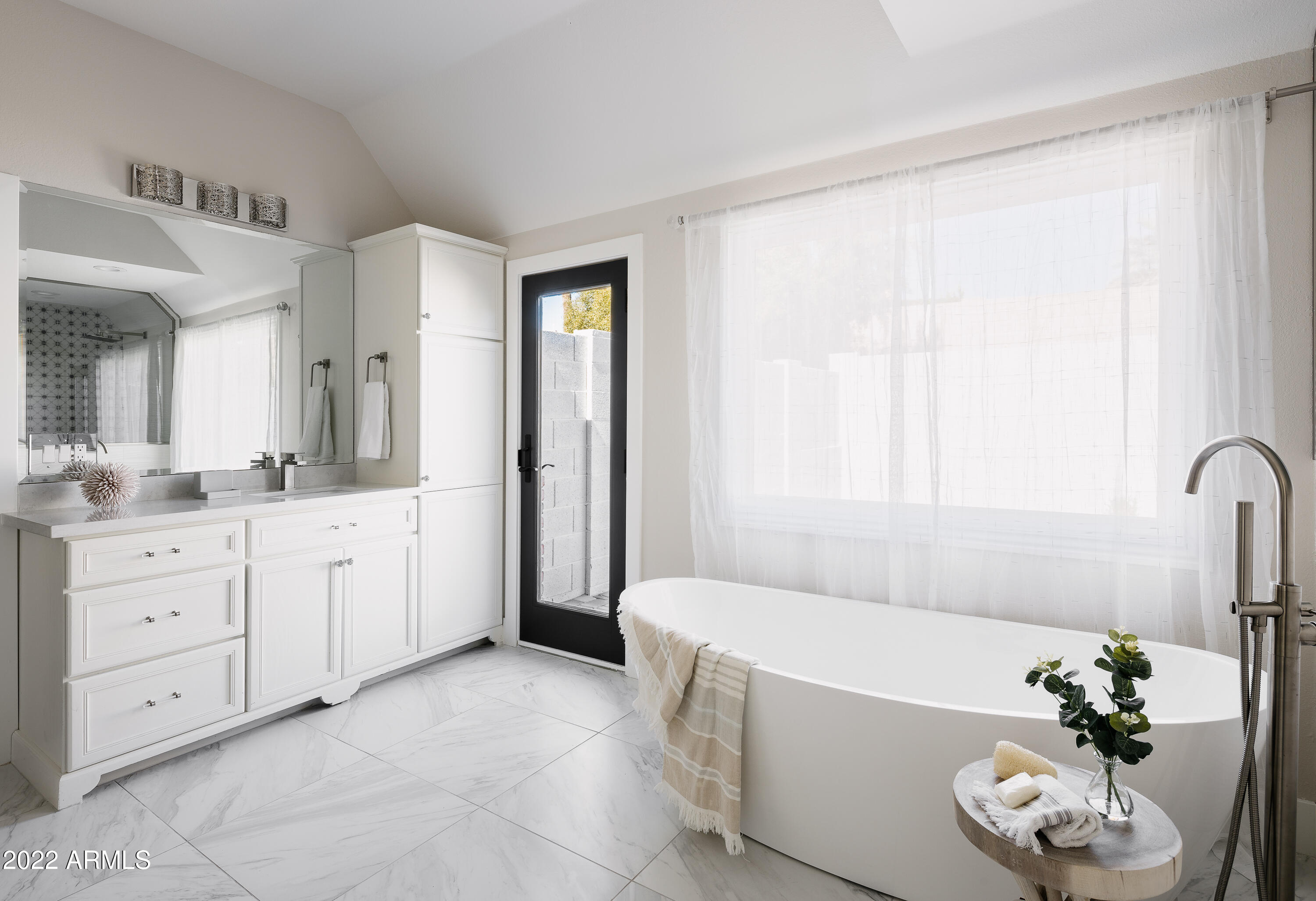 6602 North Praying Monk Road Paradise Valley, AZ 85253 - Photo 22 of 55 LAKOTKO_6602NPrayingMonkRd_WEB-9