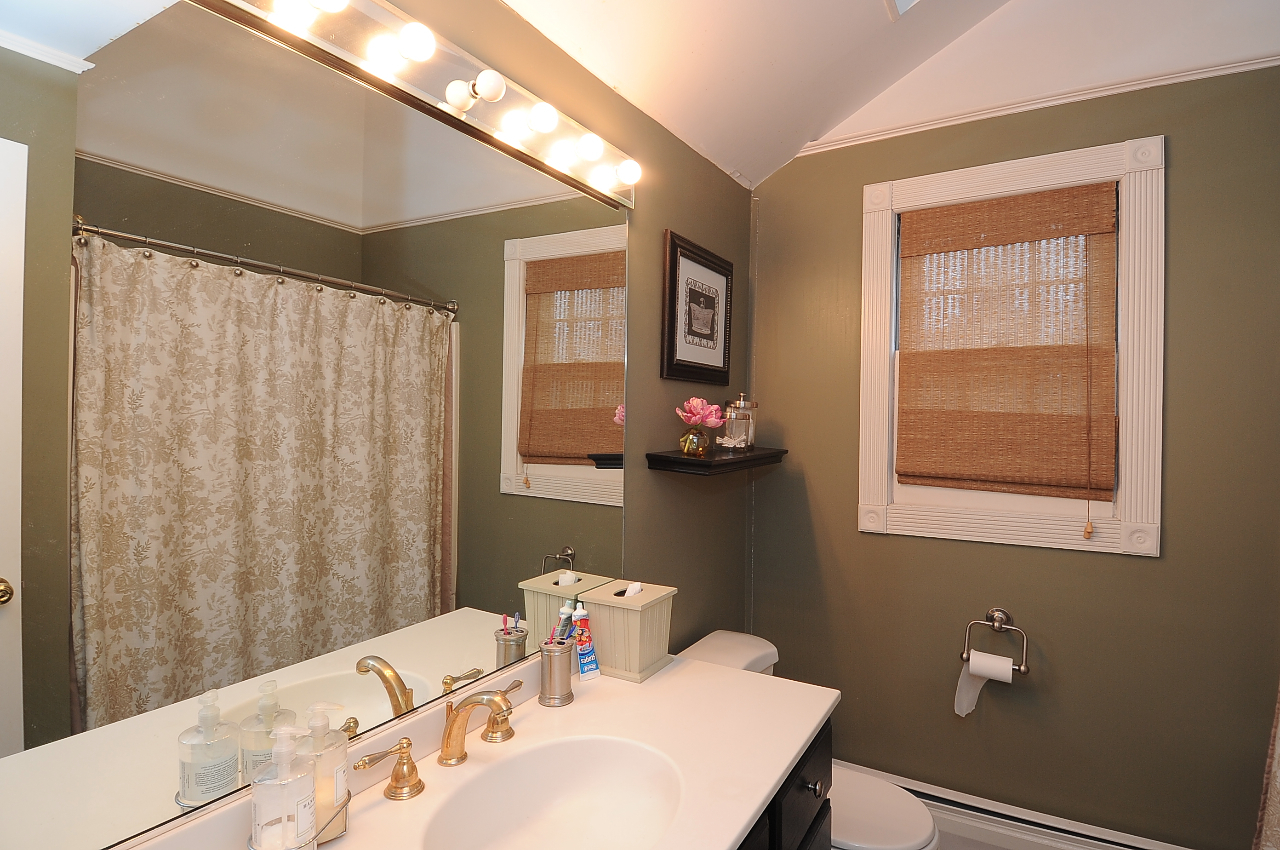 33 White Oak Shade Road New Canaan, CT 06840 - Photo 9 of 25 Hall Bath
