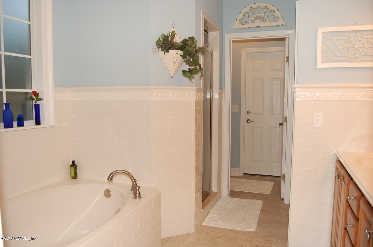 17367 Brandy Branch Road Jacksonville, FL 32234 - Photo 10 of 15 Luxurious Bathroom- Owner's Suite