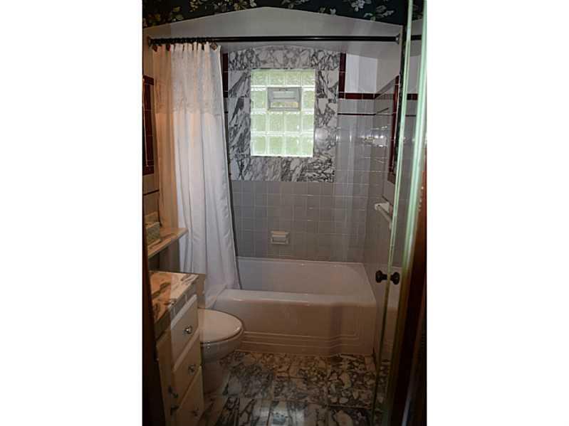 1305 Pine Hollow Road McKees Rocks, PA 15136 - Photo 14 of 25 Full Bath.