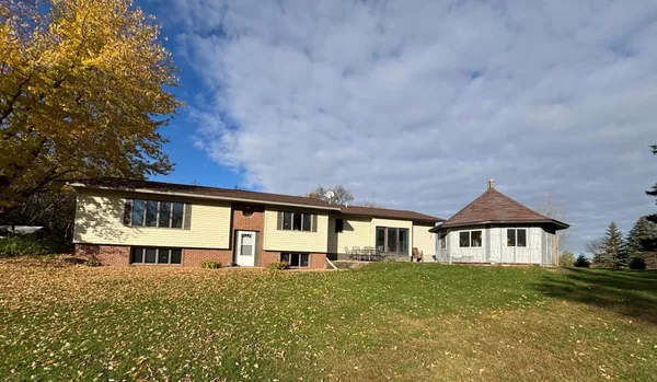 $405,000 | 46279 193rd Street, Morris, MN 56267