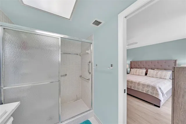 a en suite bathroom with a shower