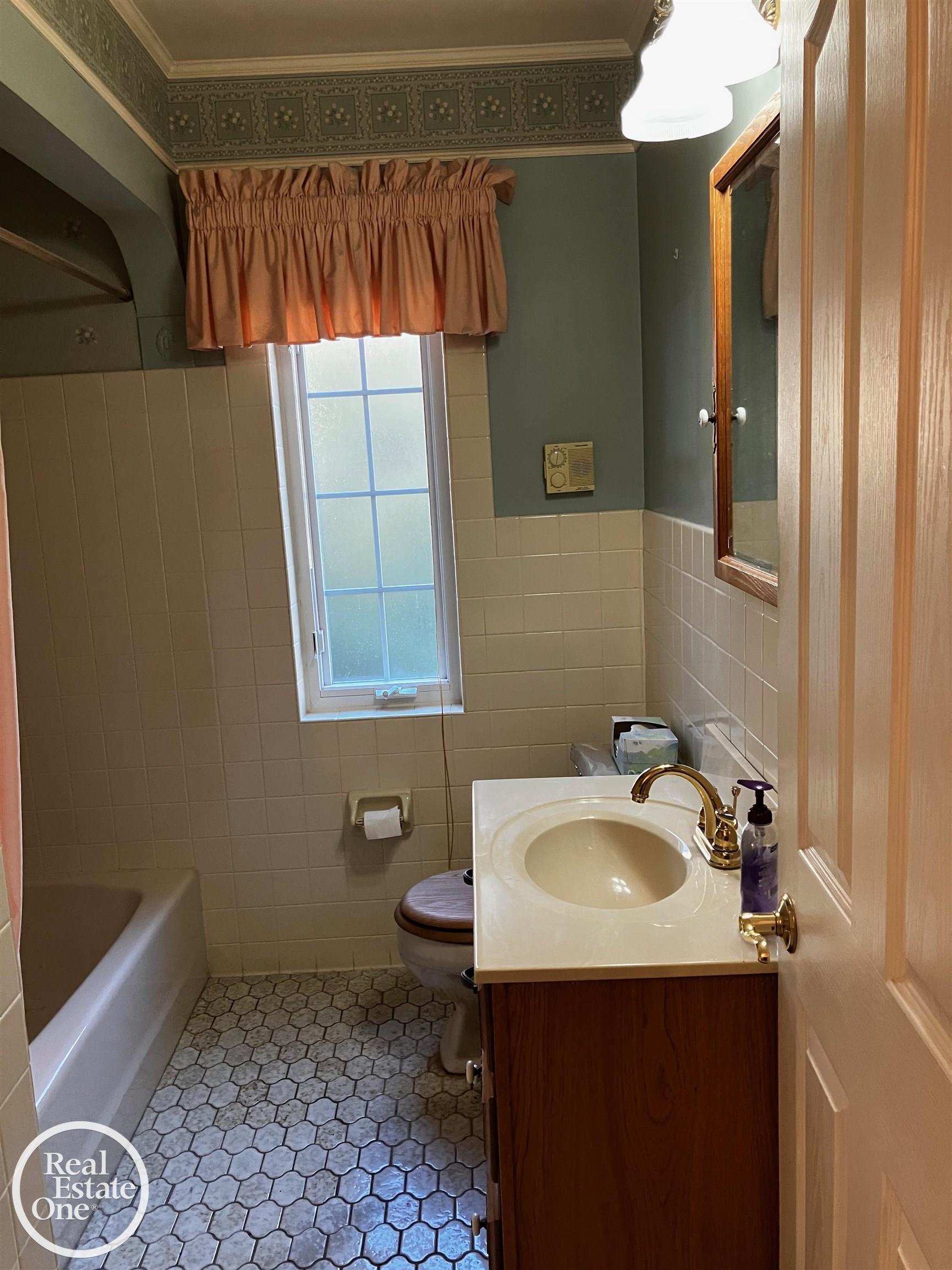 735 Hampton Road Grosse Pointe, MI 48236 - Photo 19 of 27 50160634-8c3f6403-d04c-4967-914b-0a9bf86b45a9.JPG