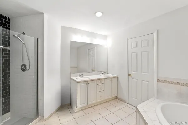 $769,999 | 33 Sunflower Ridge Road, Centereach, NY 11720