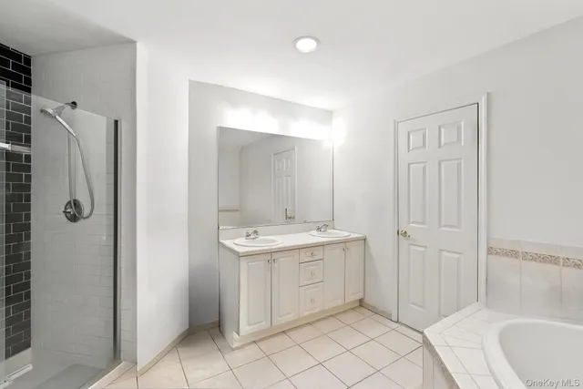 $769,999 | 33 Sunflower Ridge Road, Centereach, NY 11720