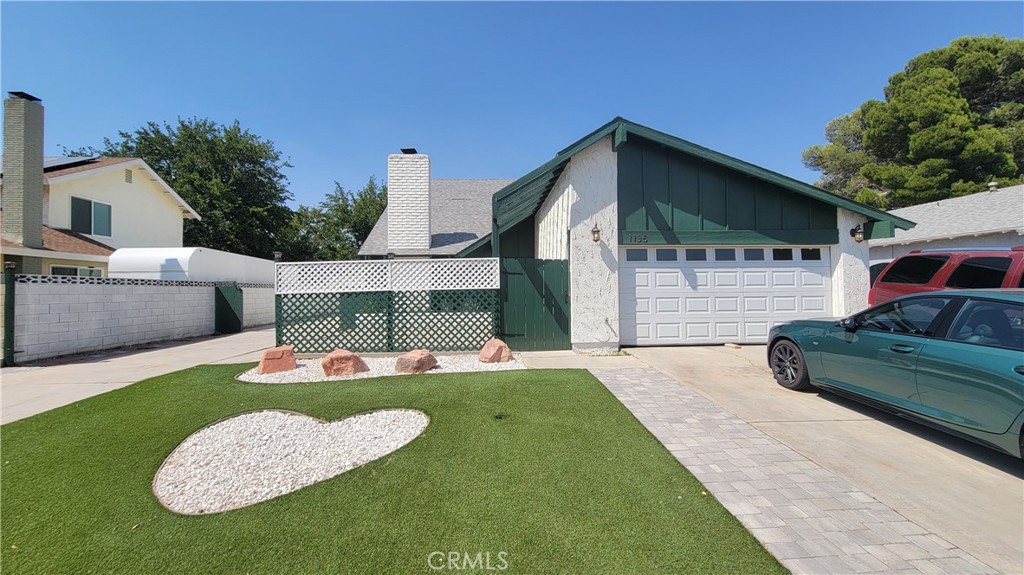 a view of a house with backyard