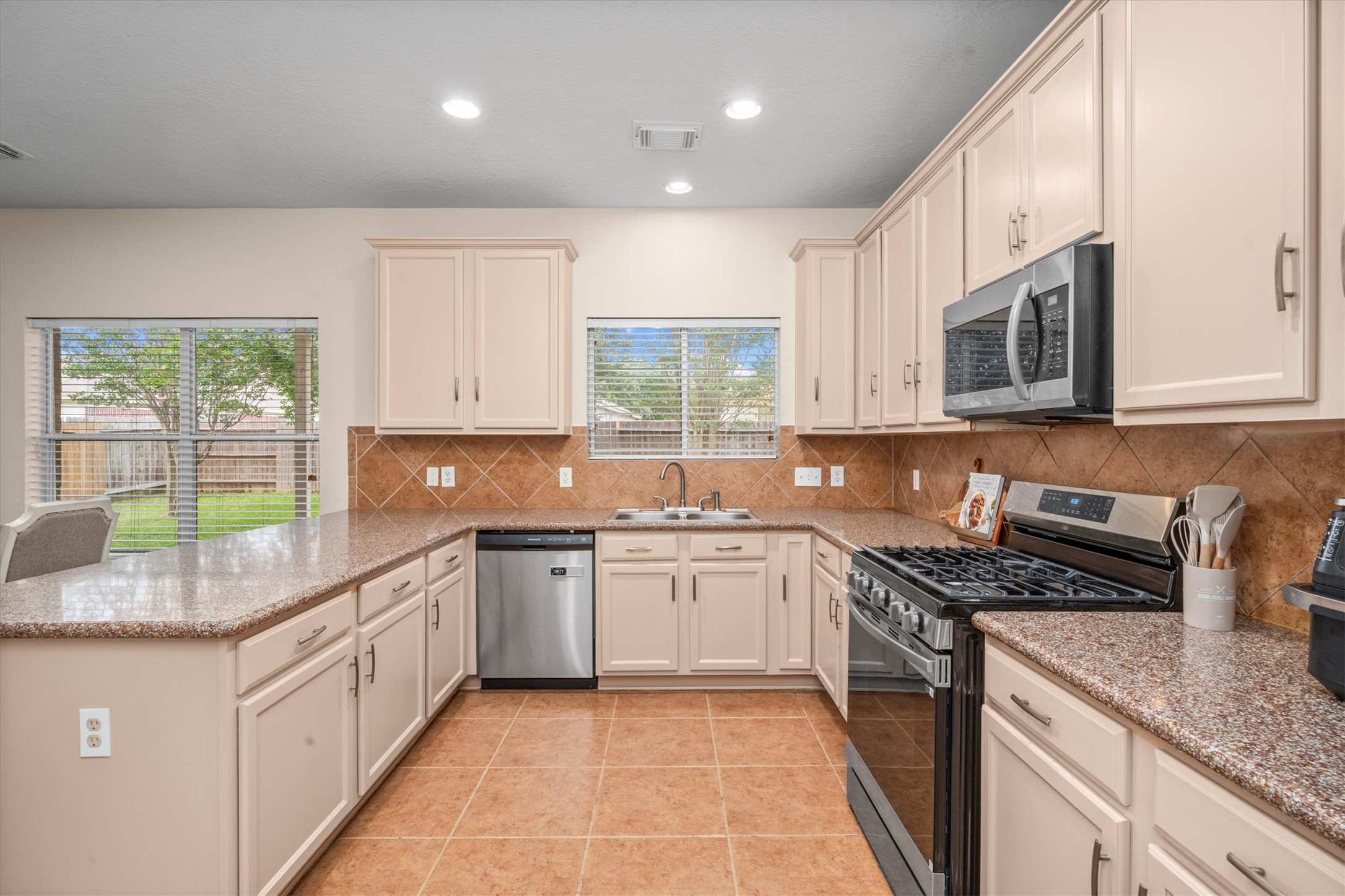 4927 Forest Hurst Drive Spring, TX 77373 - Photo 14 of 27