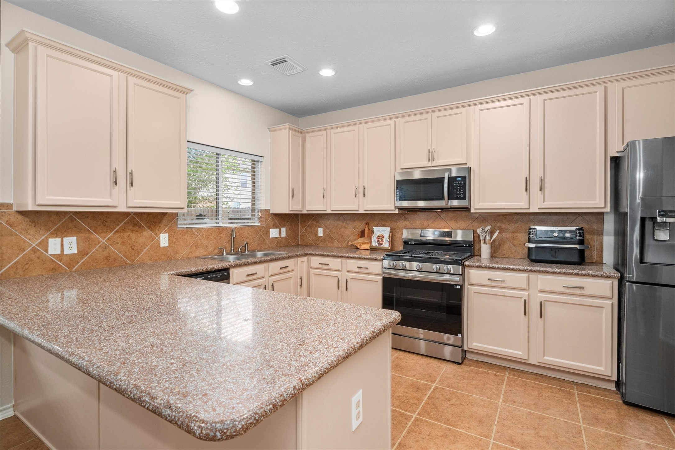 4927 Forest Hurst Drive Spring, TX 77373 - Photo 6 of 27