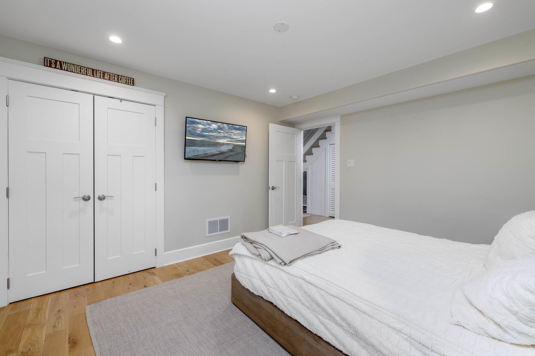 27 2nd Cape May, NJ 08204 - Photo 9 of 33 a spacious bedroom with a bed and a painting on the wall
