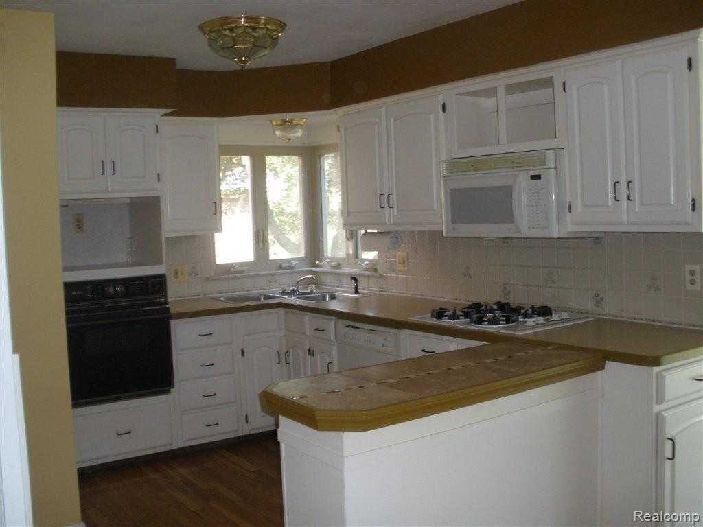 960 North Renaud Road Grosse Pointe, MI 48236 - Photo 4 of 10 P9110053.JPG