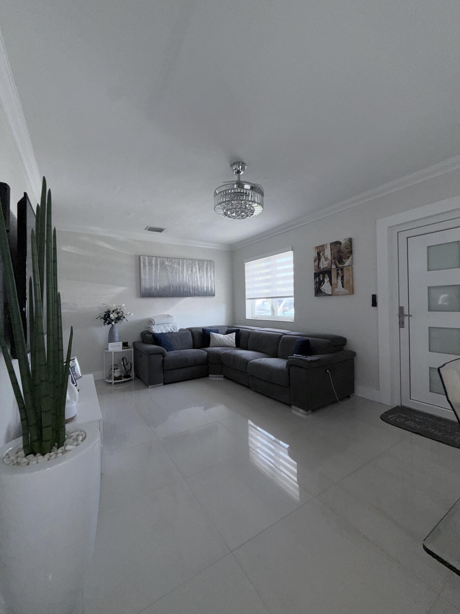 9235 Southwest 41st Street Miami, FL 33165 - Photo 18 of 63 IMG_8004