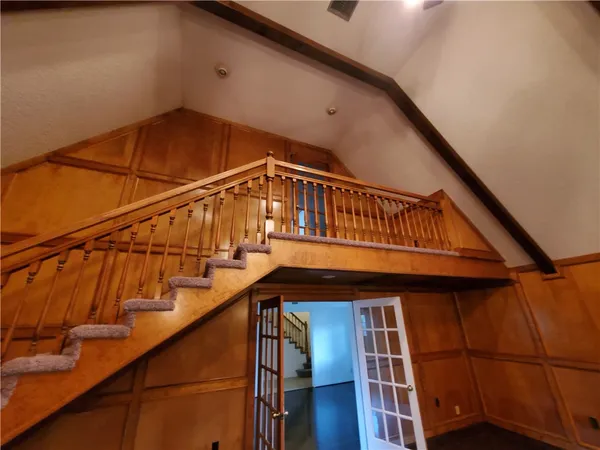 a view of entryway with a front door