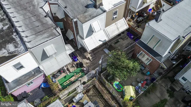 a city street filled with lots of traffic and traffic