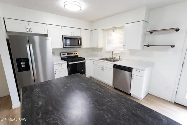 $2,325 | 716 North Whispering Oak Circle, Powell, TN 37849