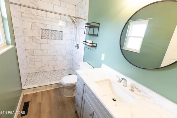 $2,325 | 716 North Whispering Oak Circle, Powell, TN 37849