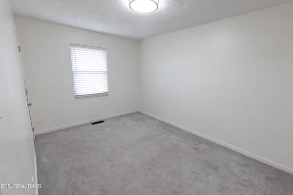 $2,325 | 716 North Whispering Oak Circle, Powell, TN 37849