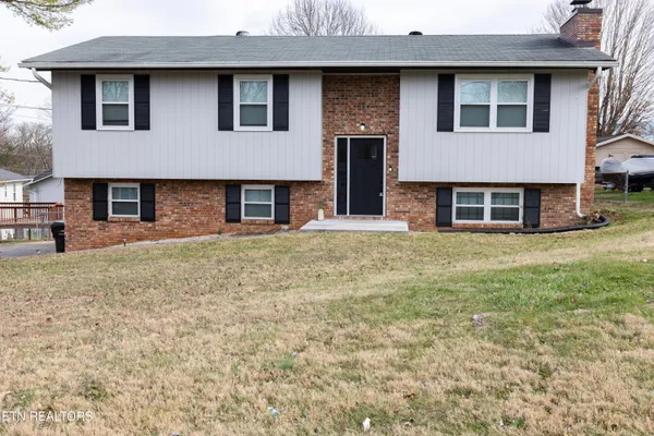 $2,325 | 716 North Whispering Oak Circle, Powell, TN 37849