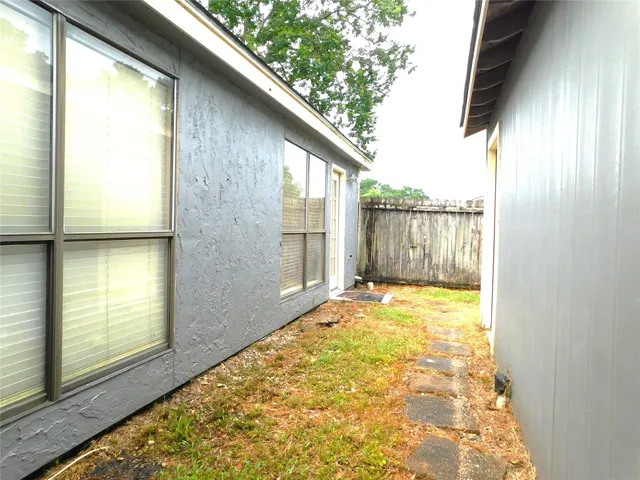 a view of back yard of the house