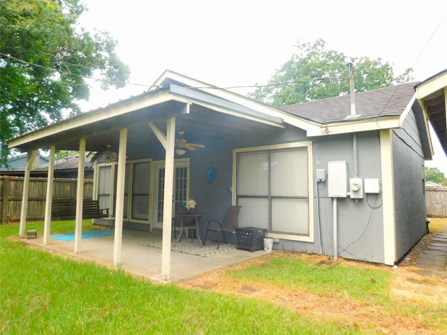a view of a house with backyard and porch