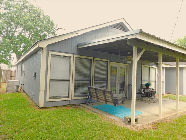 a view of a house with backyard