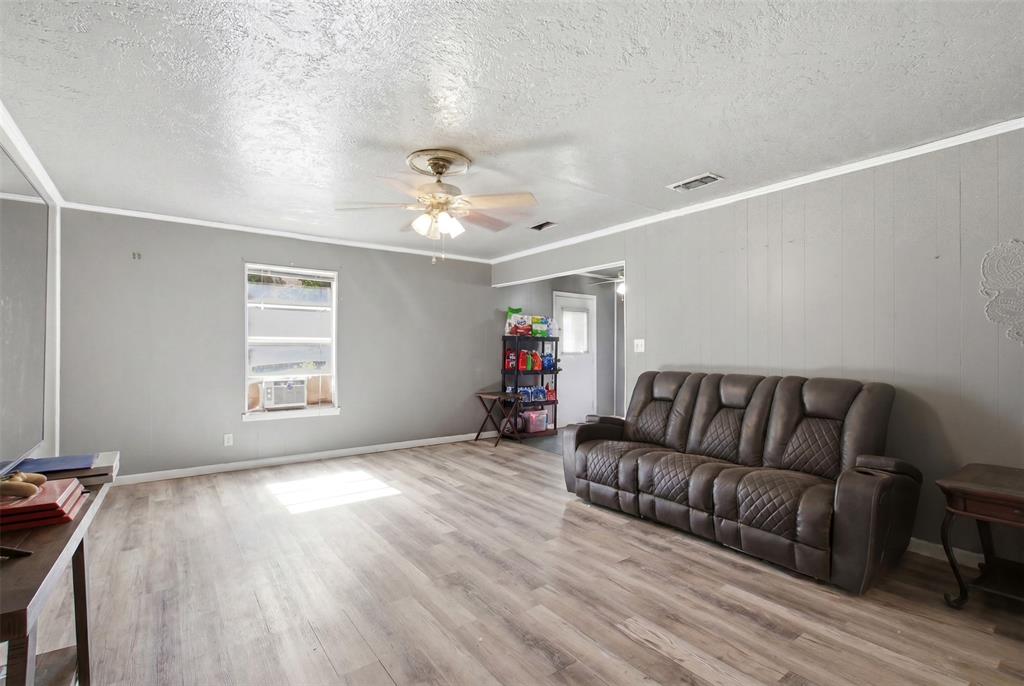 912 Sycamore Street Commerce, TX 75428 - Photo 6 of 28