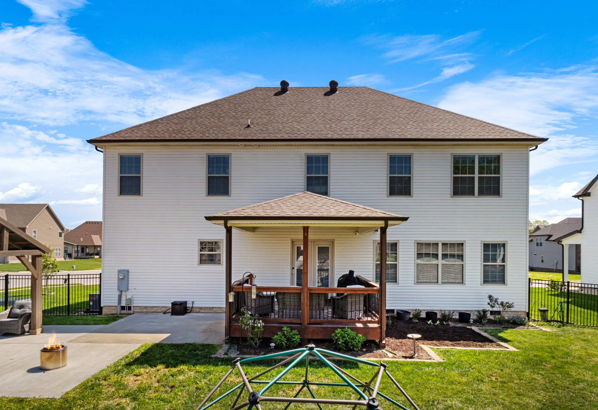 532 Bowden Drive Clarksville, TN 37043 - Photo 43 of 47 a front view of a house with garden