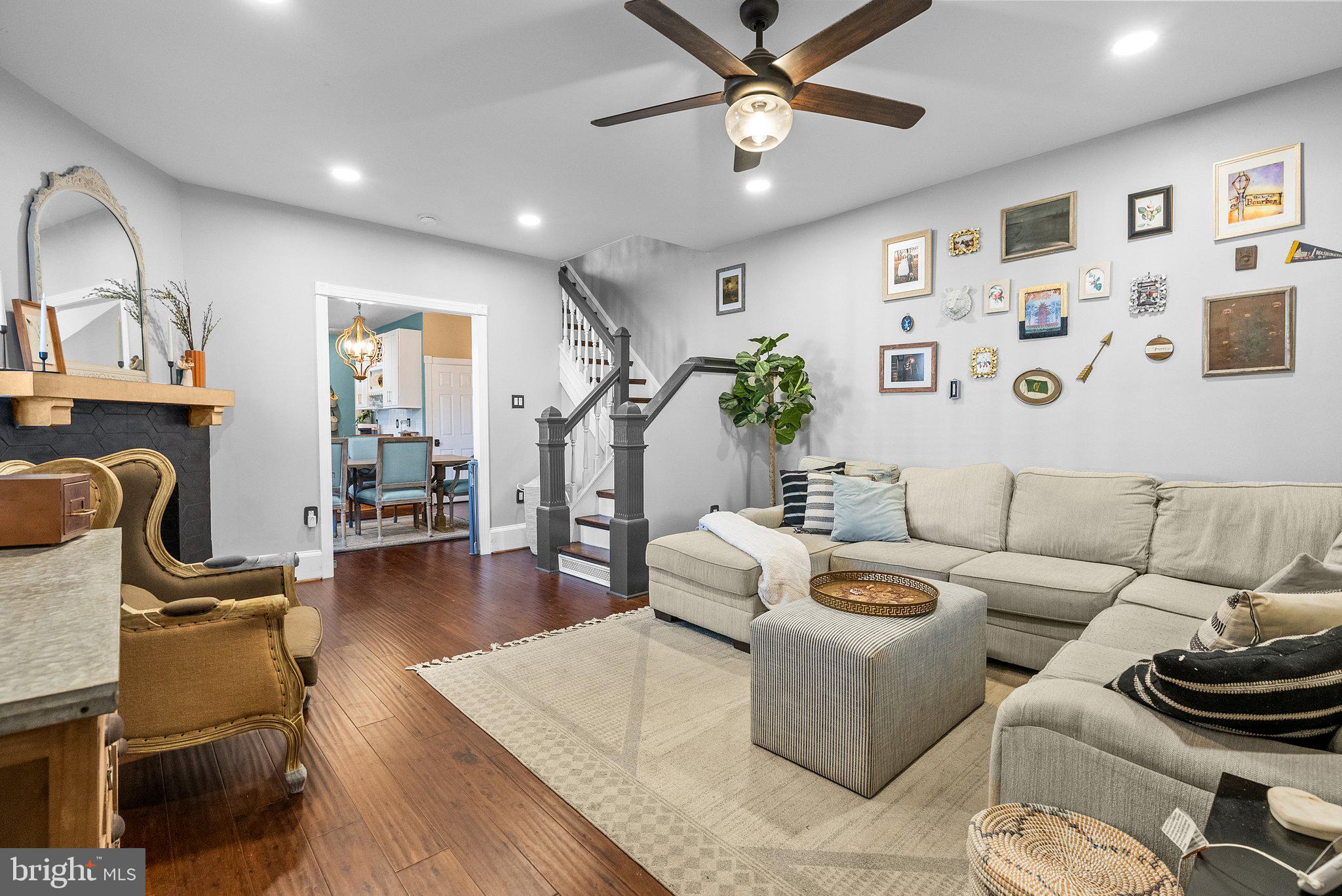 421 Righter Street Philadelphia, PA 19128 - Photo 4 of 40 Spacious Living room