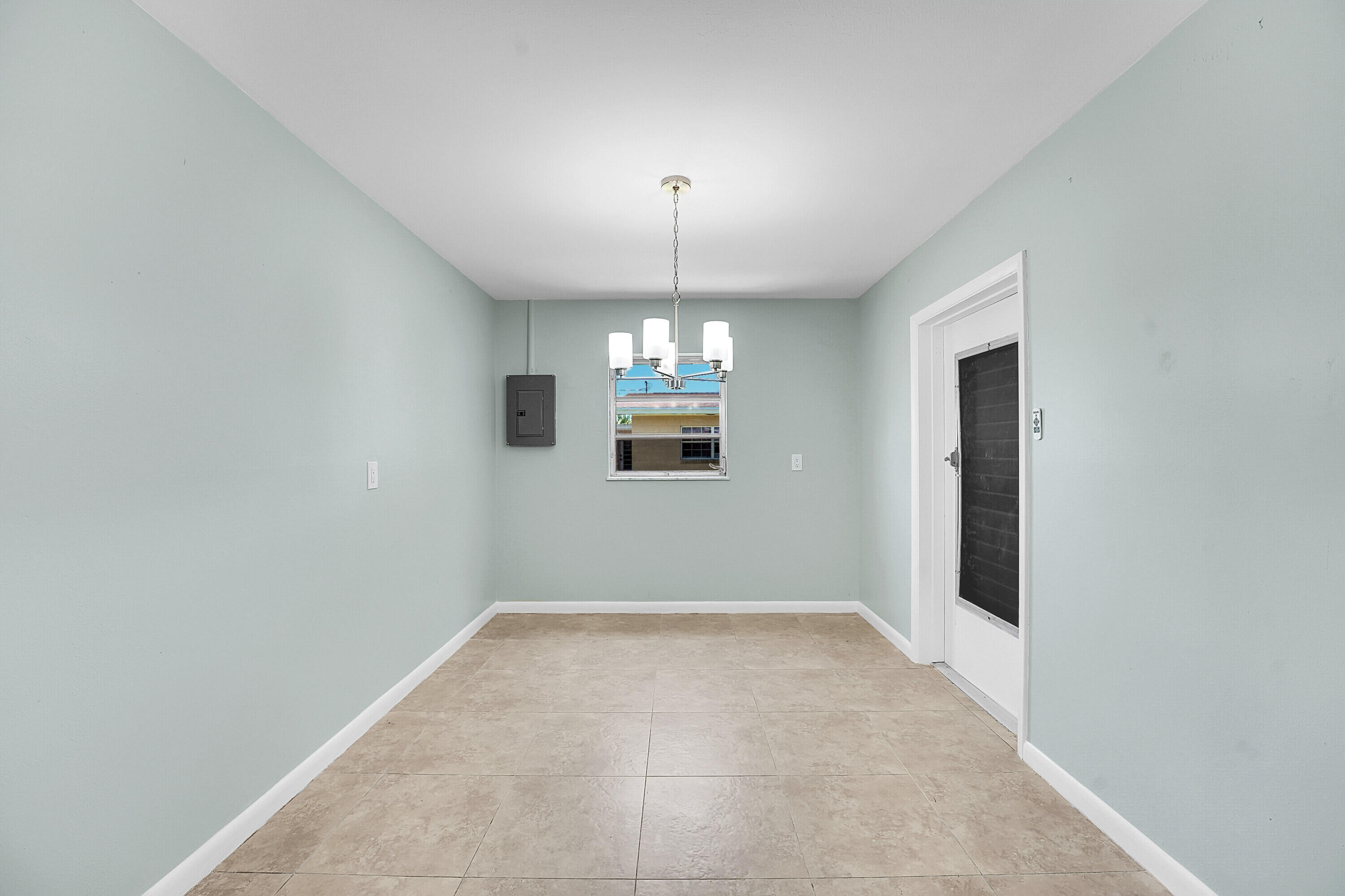 302 West Arbor Avenue Port St. Lucie, FL 34952 - Photo 10 of 25 an empty room that has a window in it