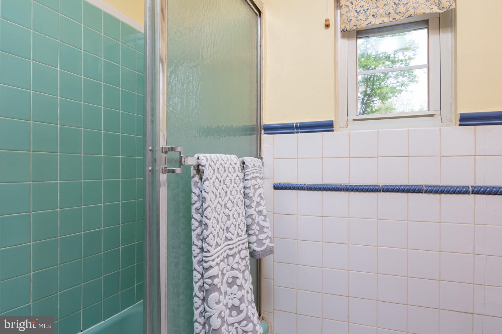 5942 Atteentee Road Springfield, VA 22150 - Photo 21 of 38 Full Bathroom with Tub/Shower
