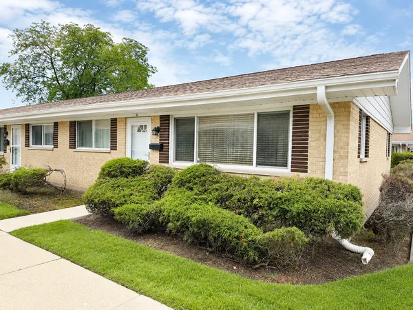 $210,000 | 813 Valley Stream Drive, Unit D, Wheeling, IL 60090