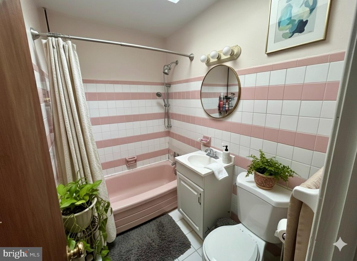 11711 Brandon Road Philadelphia, PA 19154 - Photo 8 of 15 2nd Fl bathroom with vintage flair.