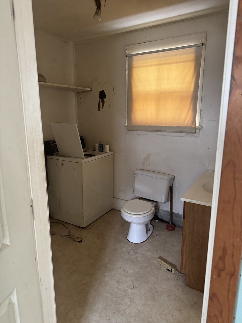 916 West Front Street Bloomington, IL 61701 - Photo 10 of 15 a living room with furniture and a window