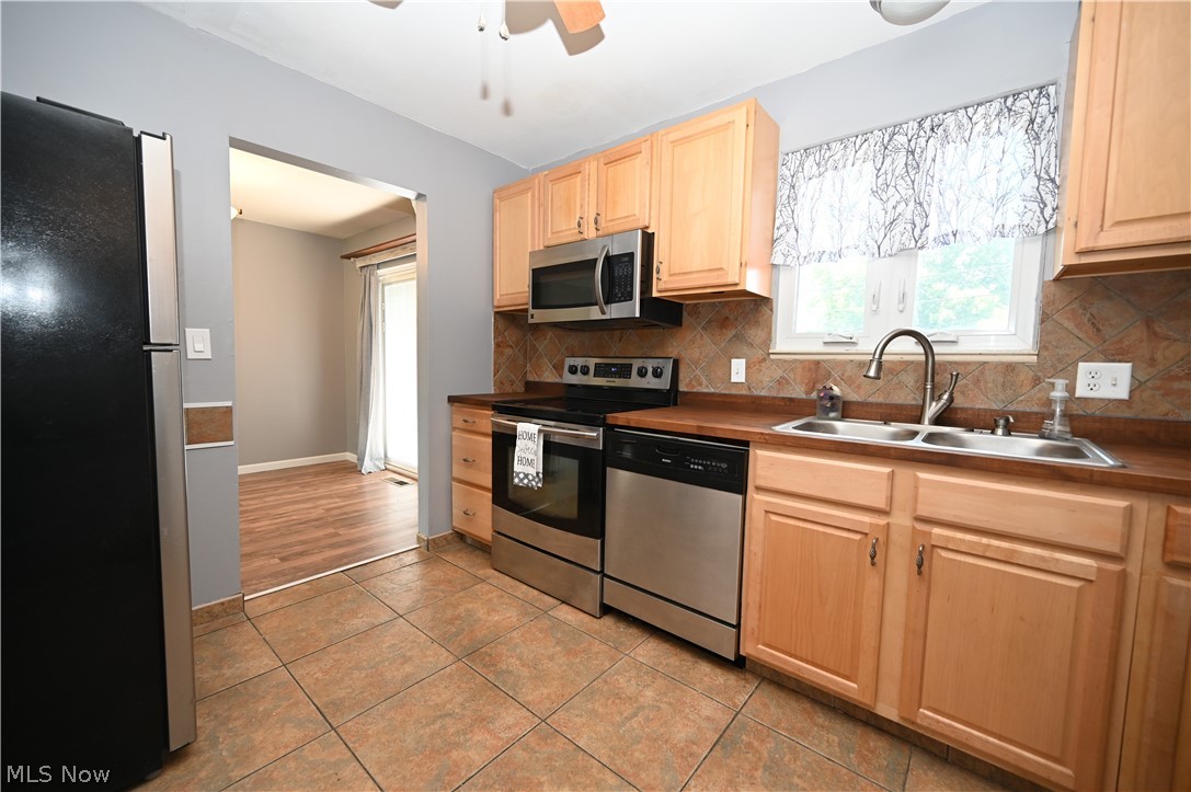 4245 New Road Austintown, OH 44515 - Photo 4 of 26 Kitchen