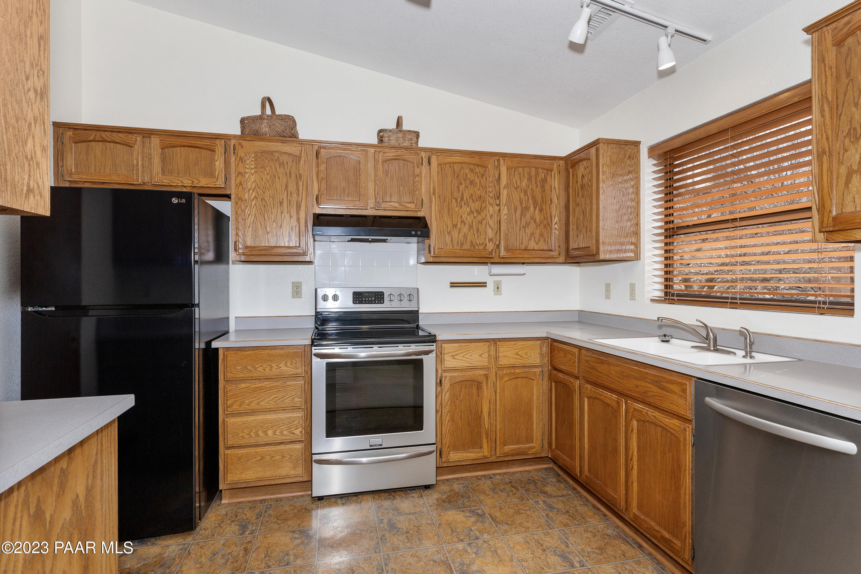 3131 Table Lands Road Prescott, AZ 86301 - Photo 6 of 25 006_Kitchen