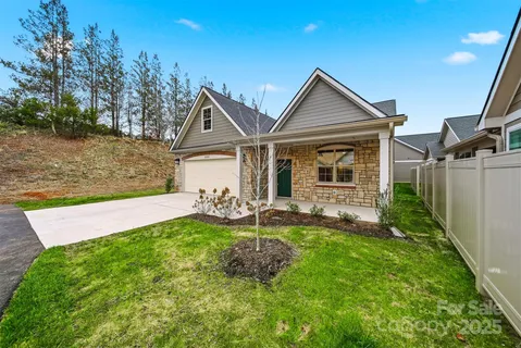 $529,900 | 831 B Wynnshire Drive, Hickory, NC 28601