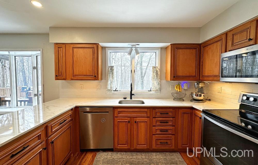 1041 Allouez Road Marquette, MI 49855 - Photo 14 of 38