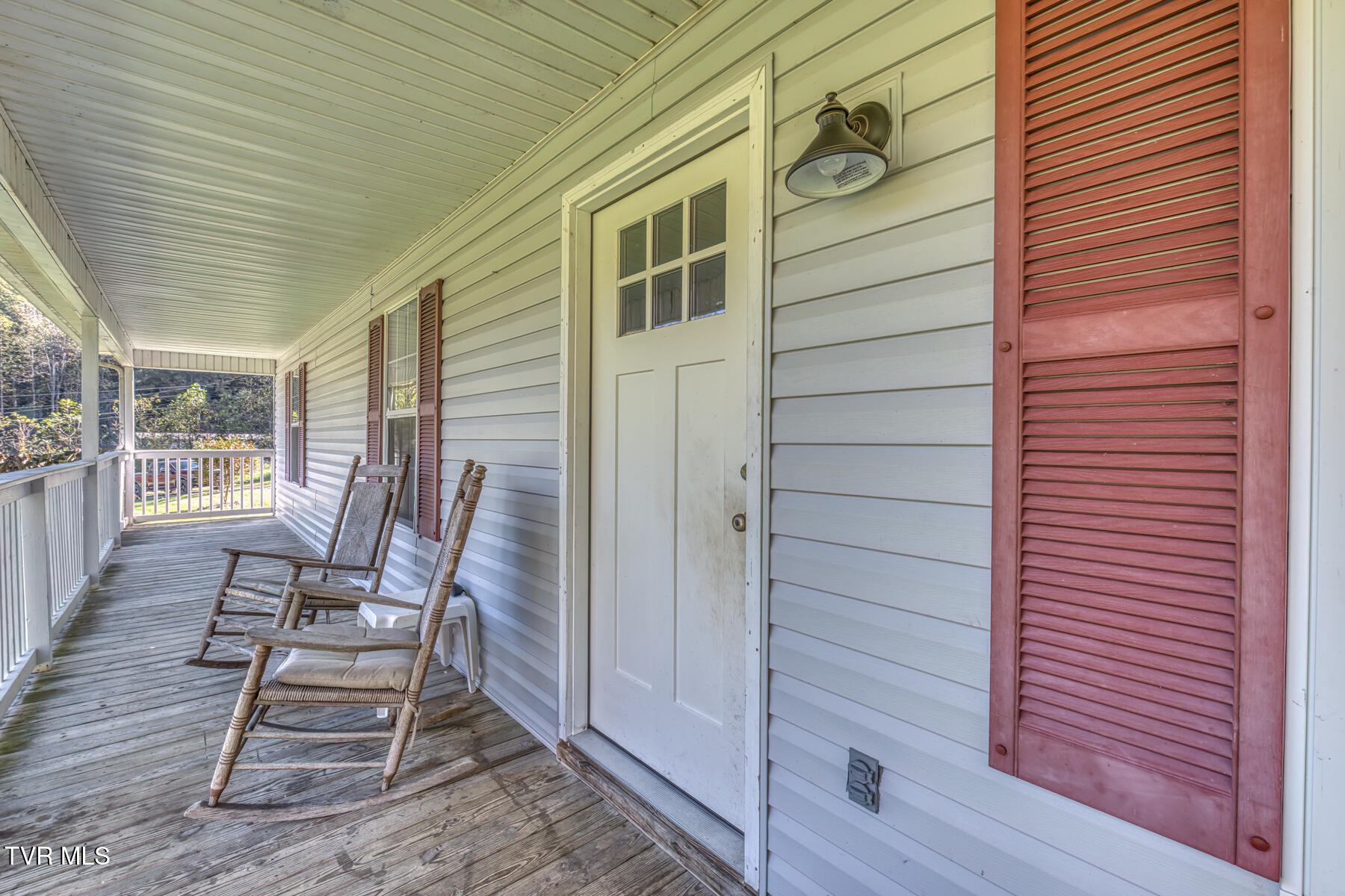 318 Wayne Laws Road Butler, TN 37640 - Photo 4 of 28 318 Wayne Laws Rd-4