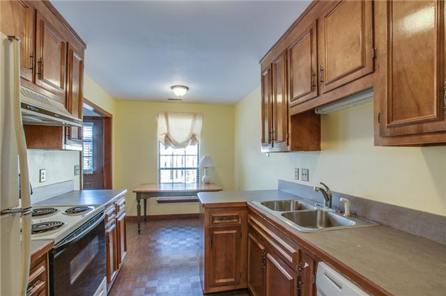 LIGHT BRIGHT EAT-IN KITCHEN W/ GLEAMING PARQUET FLOORING