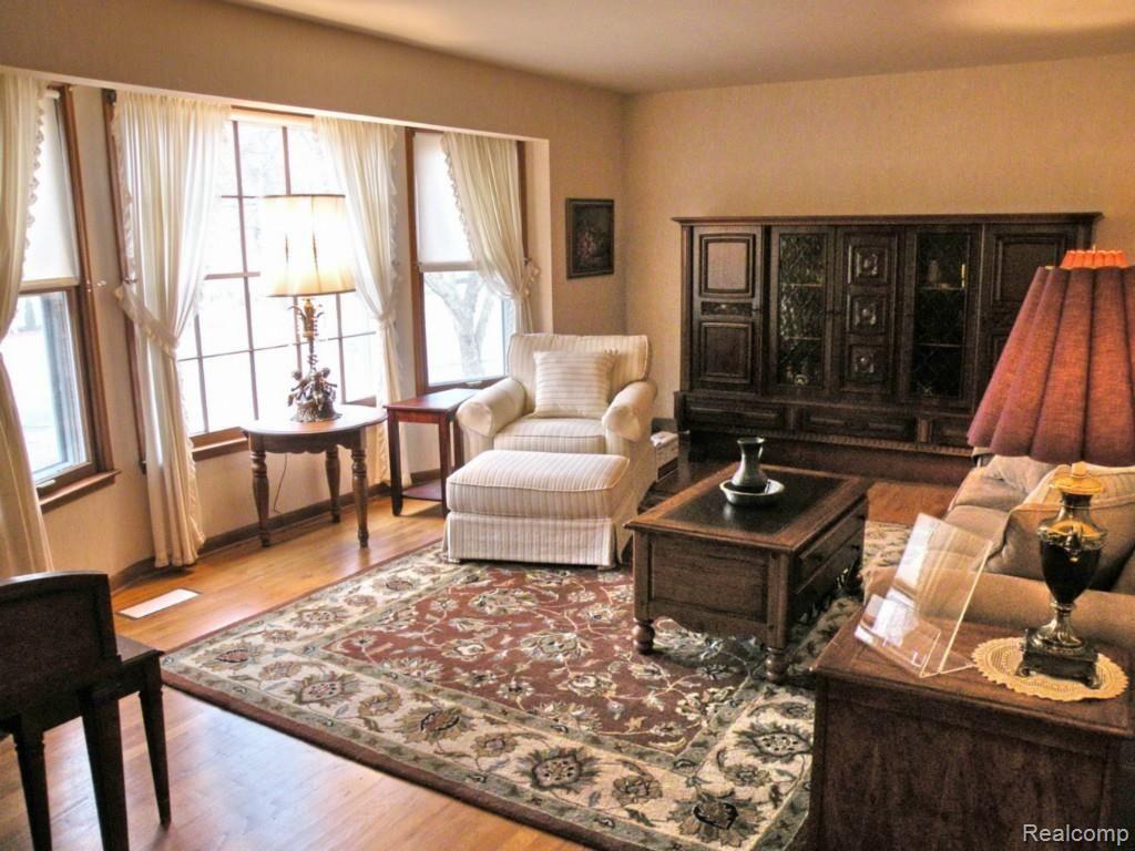 1710 Oakstone Drive Rochester, MI 48309 - Photo 4 of 20 Living Room