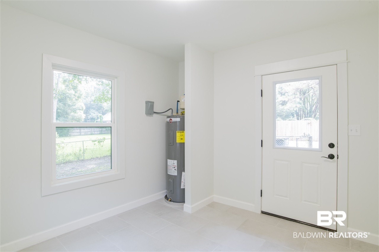 404 Tulip Terrace Fairhope, AL 36532 - Photo 23 of 26 LAUNDRY W/OFFICE SPACE