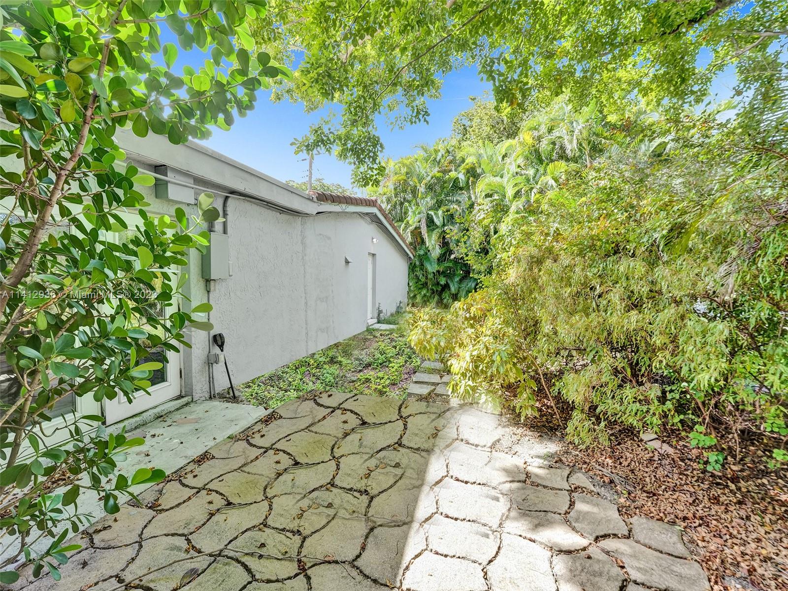 2500 Northeast 19th Street Pompano Beach, FL 33062 - Photo 48 of 51 a backyard of a house