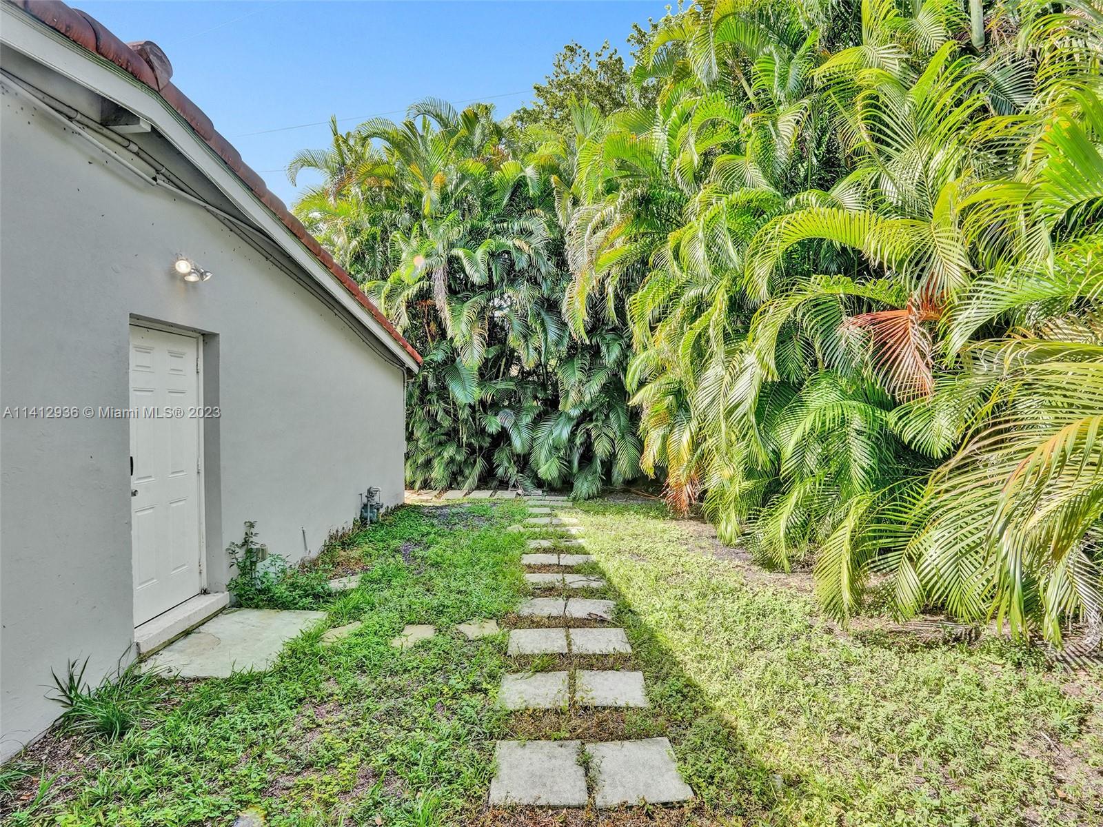 2500 Northeast 19th Street Pompano Beach, FL 33062 - Photo 49 of 51 a backyard of a house with lots of green space