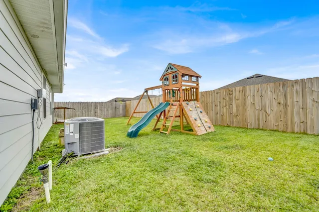 a view of a house with backyard