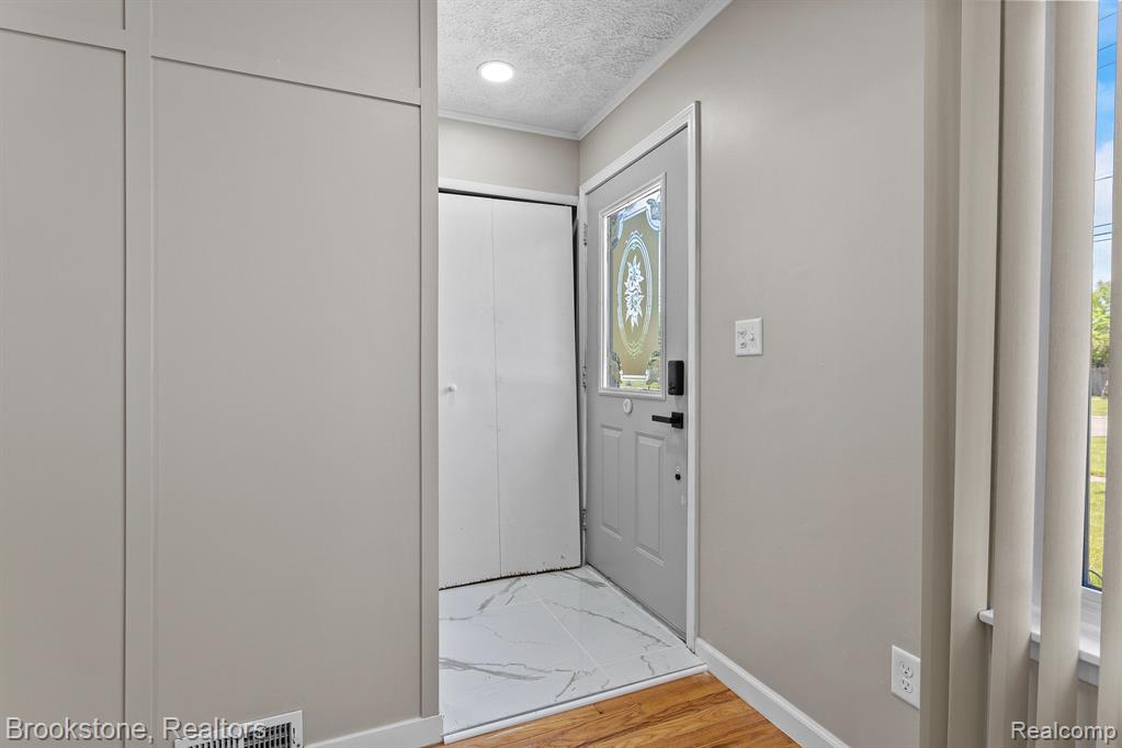 32039 Hayes Road Warren, MI 48088 - Photo 4 of 30