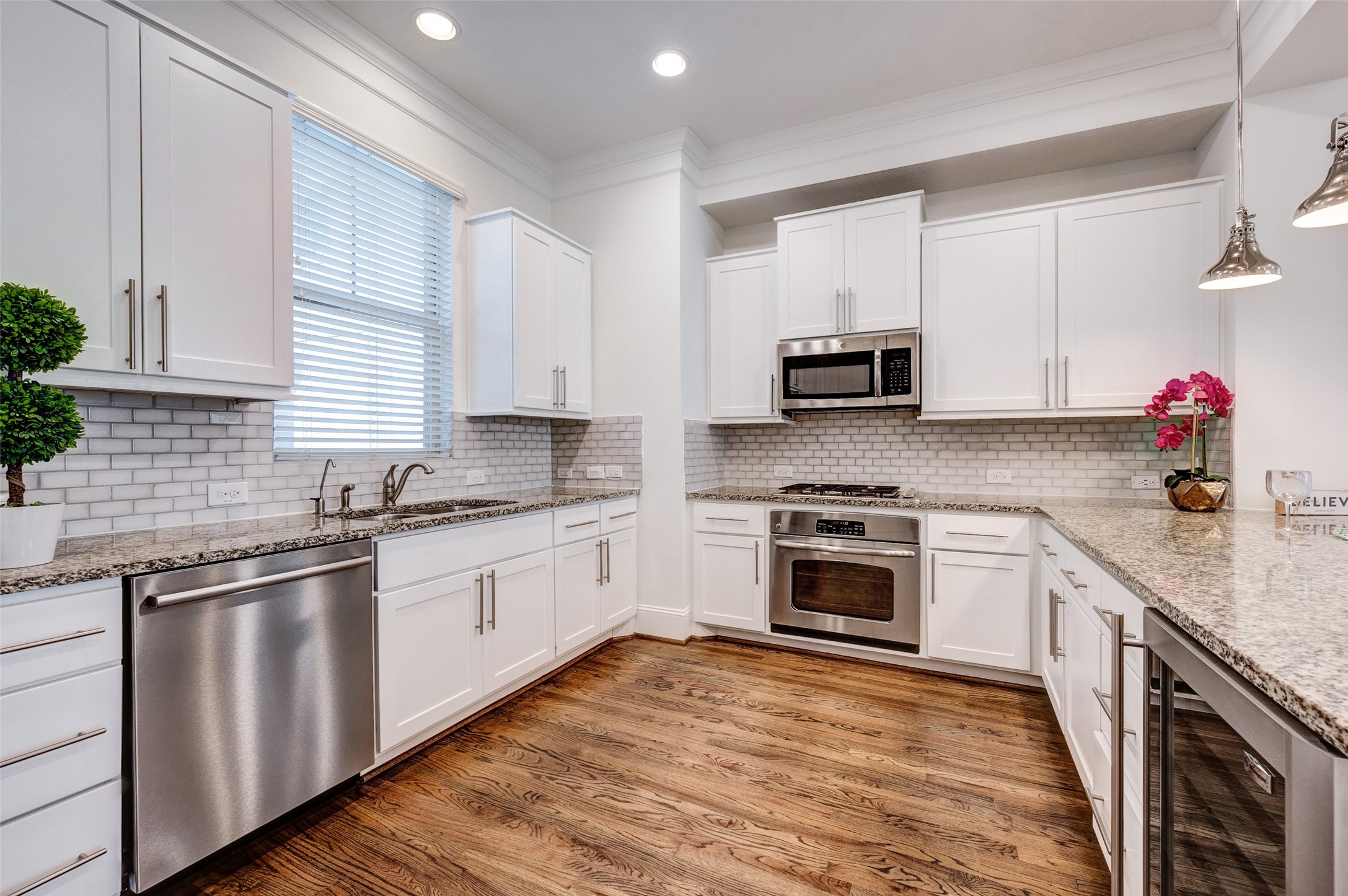 1413 Patterson Street Houston, TX 77007 - Photo 7 of 37 Granite countertops and glass tile backsplash